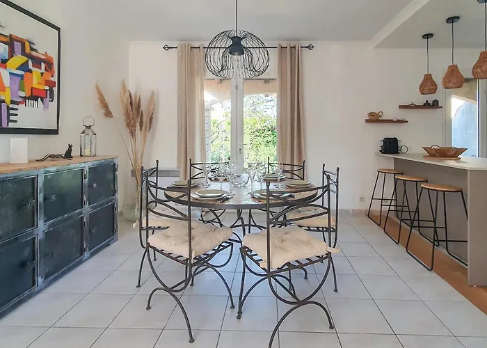 Dom wakacyjny 3 Bedroom In Sanilhac-sagries